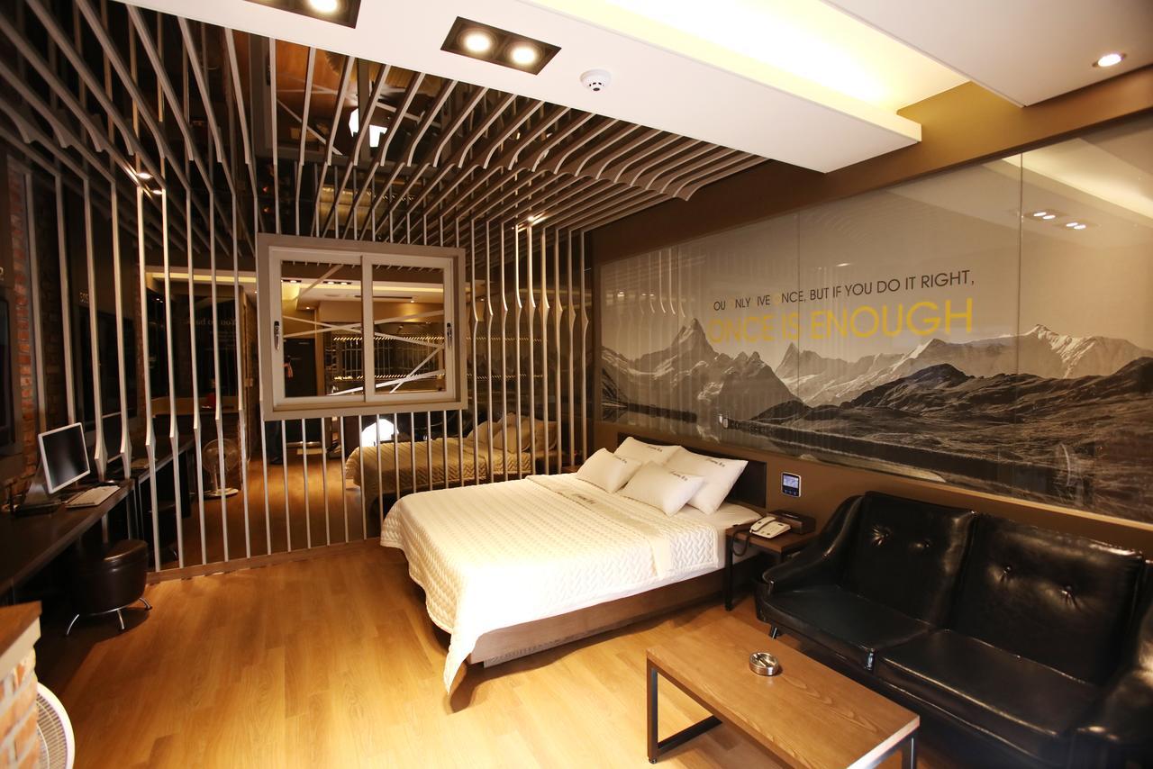 Chongnae-dong Hotel Yolo المظهر الخارجي الصورة