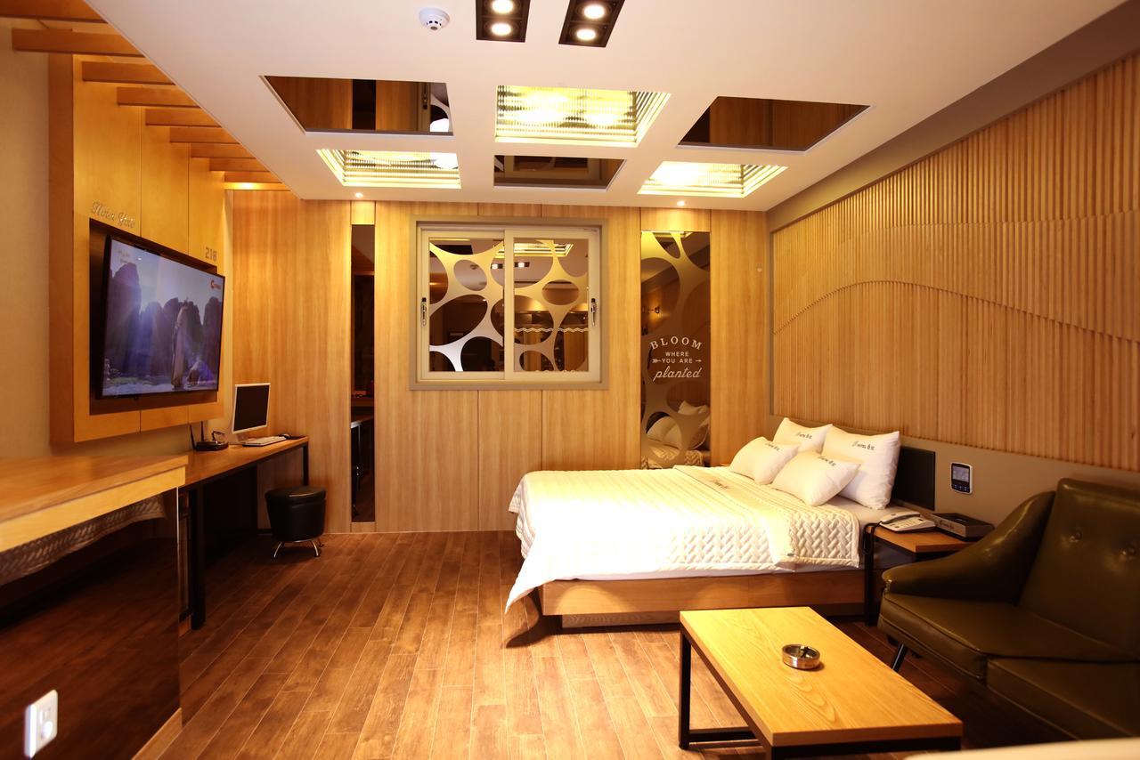 Chongnae-dong Hotel Yolo المظهر الخارجي الصورة