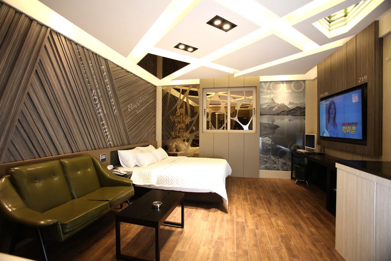 Chongnae-dong Hotel Yolo المظهر الخارجي الصورة