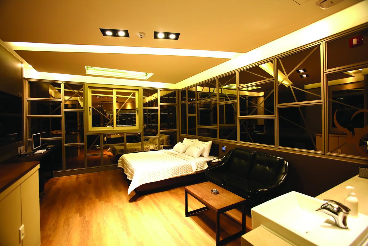 Chongnae-dong Hotel Yolo المظهر الخارجي الصورة